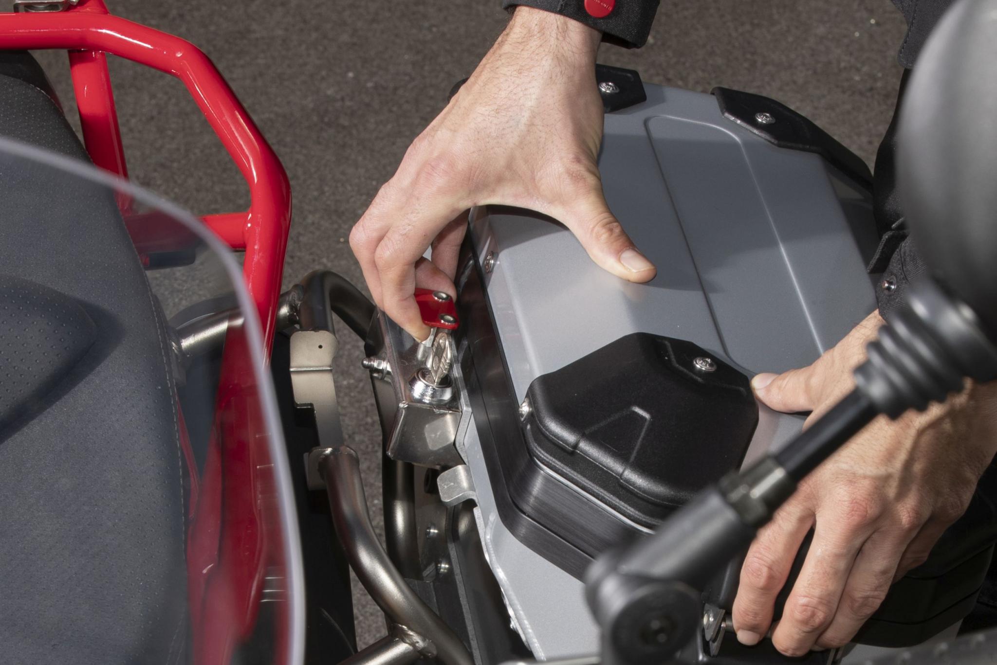 Set di valigie originali in alluminio Moto Guzzi V85 TT