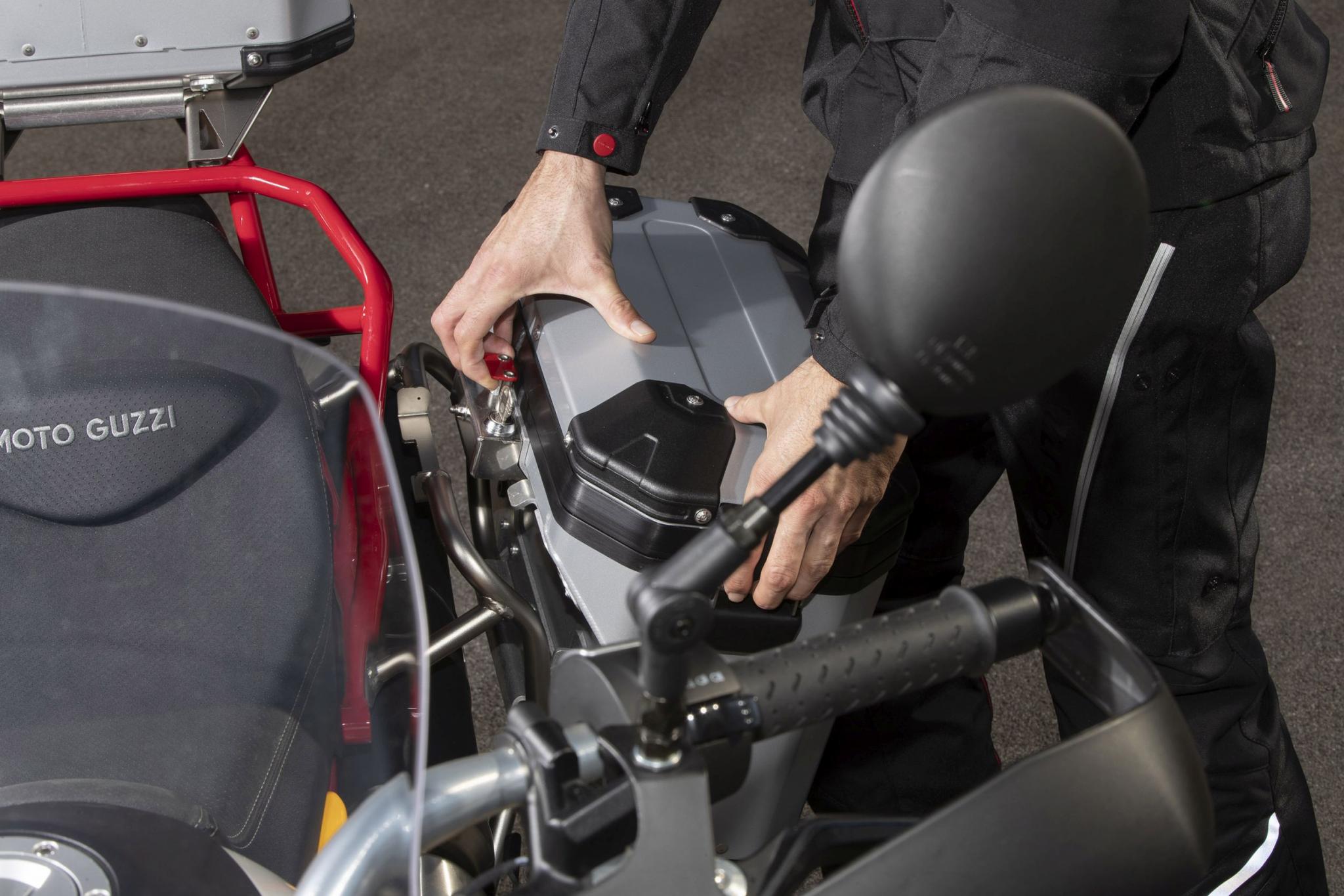 Set di valigie originali in alluminio Moto Guzzi V85 TT